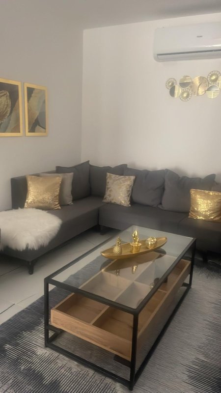 طاولة وسط معدن مع خشب بسعر {500} شيكل