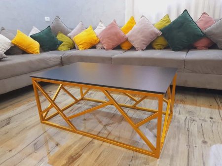 طاولة وسط معدن مع خشب بسعر {500} شيكل
