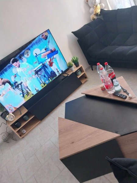 مزنون مع طاولة وسط بسعر {1100} شيكل
