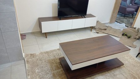 مزنون مع طاولة وسط بسعر {1100} شيكل