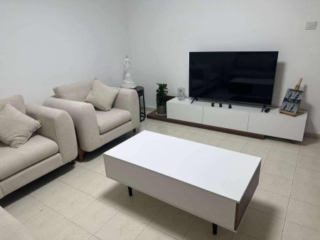 مزنون مع طاولة بسعر {1200} شيكل